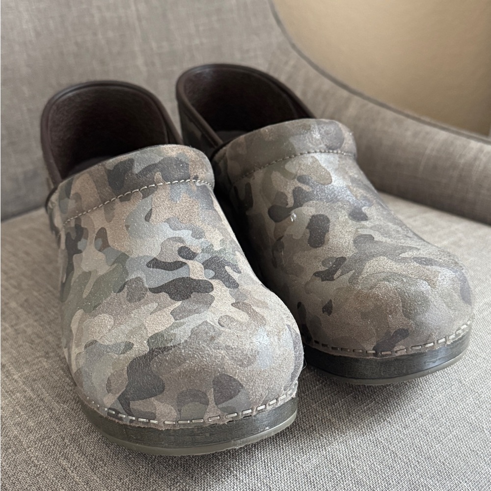 Dansko Professional Slip-On Clog Womens 40 9.5-10 Camo Slip-Resistant - Picture 2 of 6